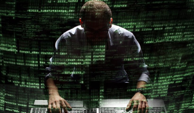 Bildet simiulerer en hacker som sitter foran en datamaskin